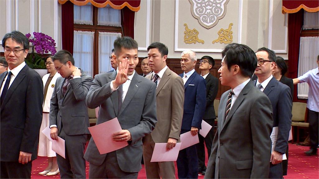 新任官員宣誓典禮　李洋緊張問「手比4還是5？」