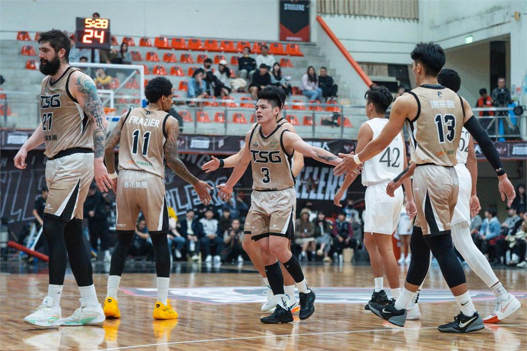 PLG(影)/南台灣大對決!謝宗融15分15籃板 獵鷹擊敗鋼鐵人奪4連勝