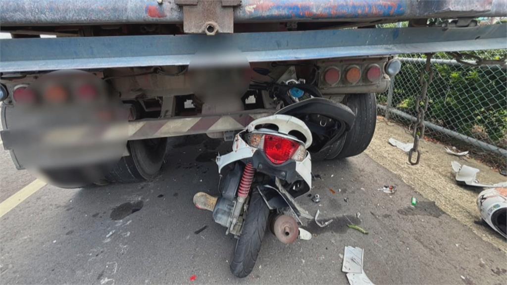 騎士高速撞貨櫃車「卡進車底」 猛烈撞擊畫面曝光