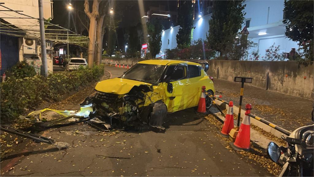 大馬路上甩尾撞分隔島　還狂開百米逃逸「搜出喪屍煙彈」