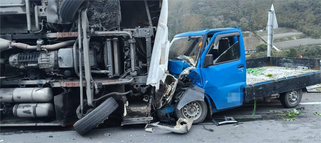 快新聞/宜蘭台7甲遊覽車險摔落溪床!撞對向貨車 3人送醫