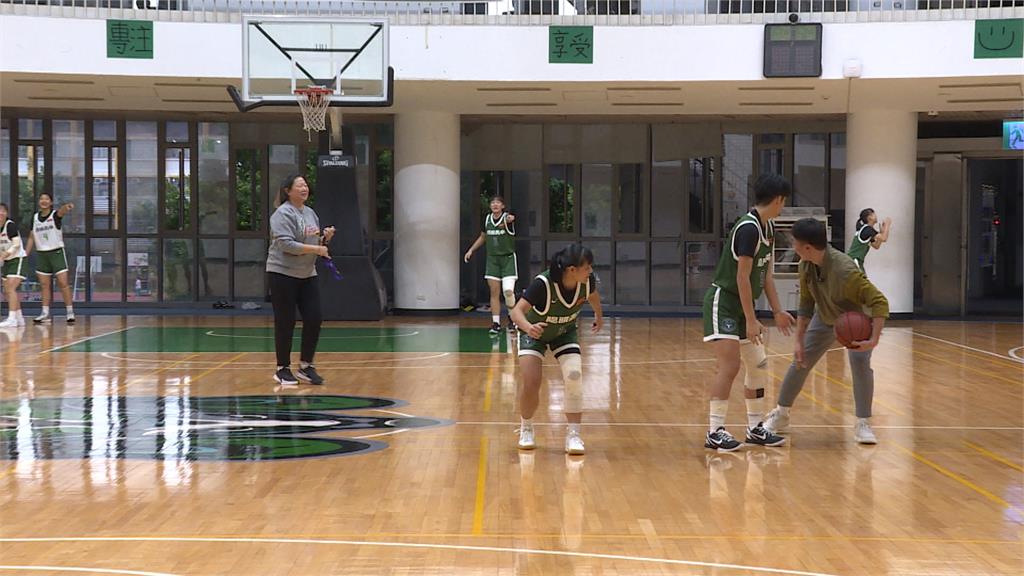 HBL(影)/HBL校園好聲音! 陽明女籃教練、球員化身「球場歌后」