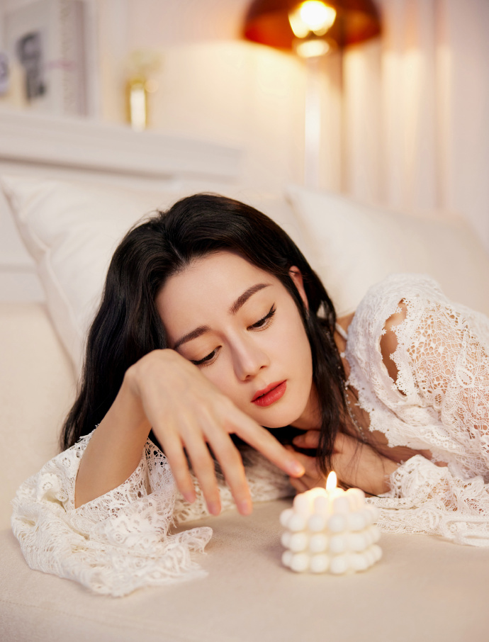 迪麗熱巴美出新高度!純白蕾絲洋裝「深V秀身材」網看呆:天使