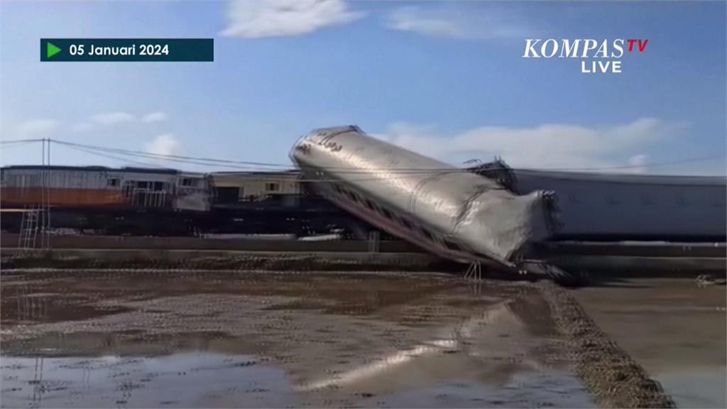 印尼爪哇島「火車相撞」翻覆　多節車廂脫軌釀至少4死37傷