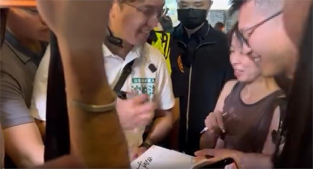 沈伯洋掃街變「證婚人」！學妹遞結婚書約求簽名…他「1舉動」網讚爆：暖到心坎裡
