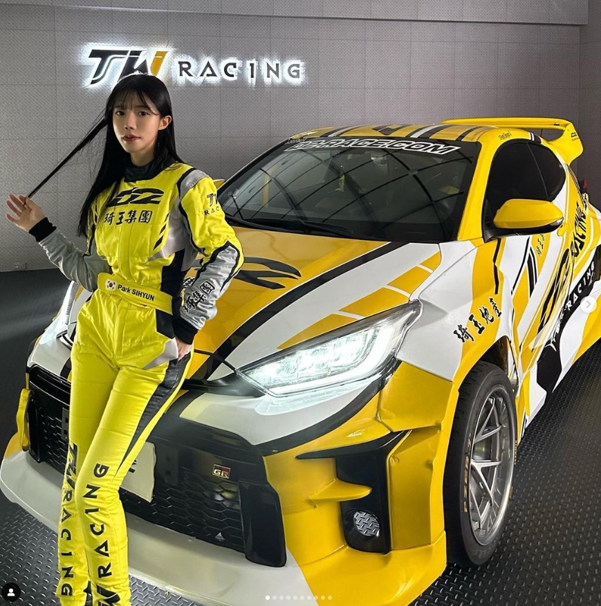 阿娘喂快倒光沒關係!廖老大力邀「賽車版李多慧」來台激速開車 超頂辣照曝光