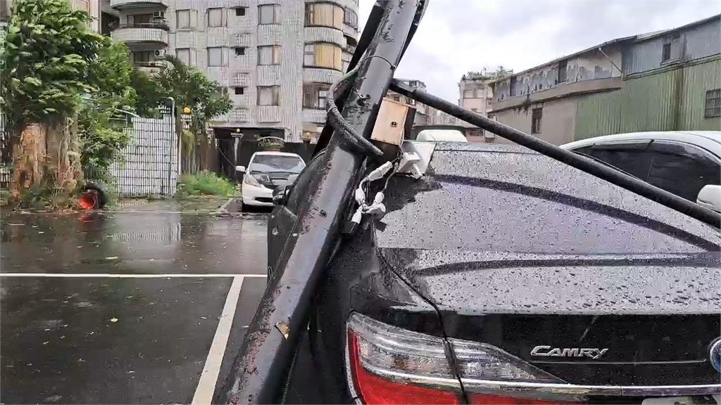 強颱凱米16級風好兇!汐止停車場招牌直插轎車玻璃 網驚:還要賠營業損失