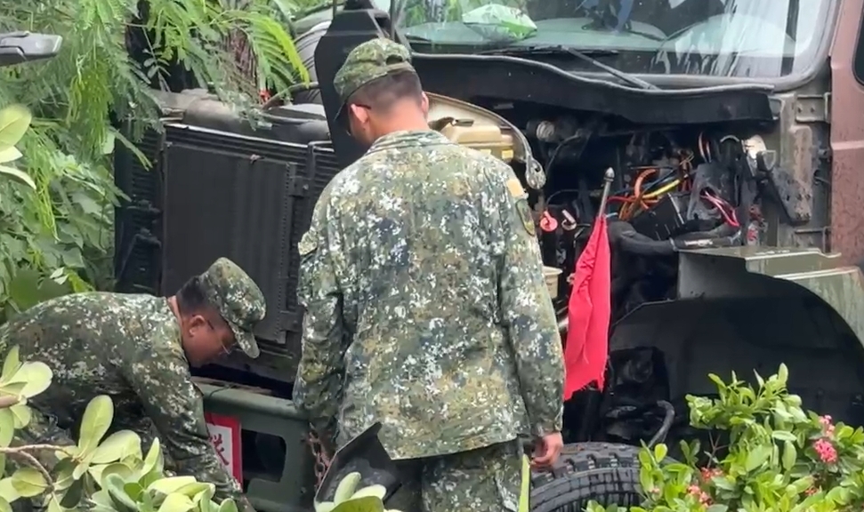 快新聞／陸軍戰術輪車不明原因失控撞路樹！　7人受傷送醫