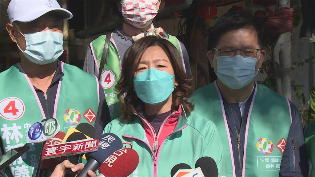 林靜儀前進沙鹿市場　轟顏「16名檢座看住」說