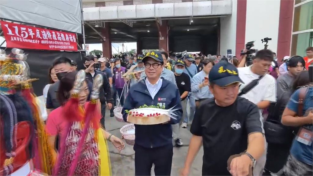 彌陀虱目魚文化節！　陳其邁端虱目魚　賴瑞隆化身賣魚郎