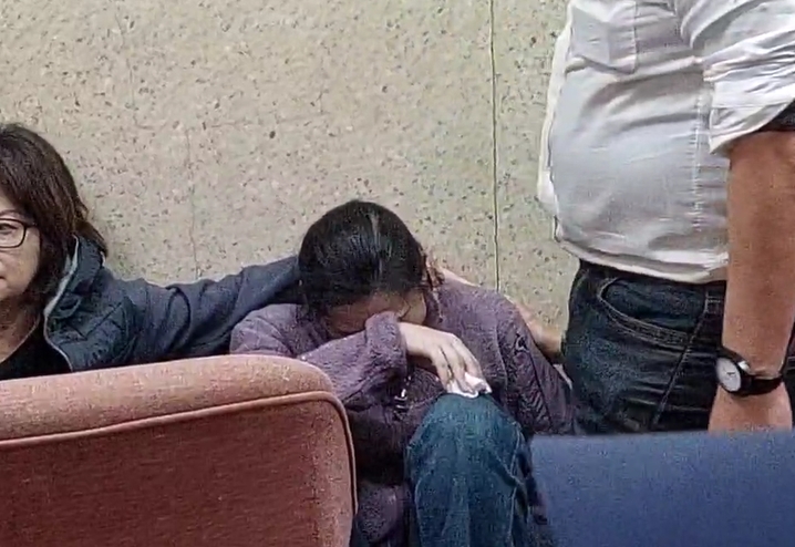快新聞/藍委暴力占領主席台 吳思瑤坐地痛哭畫面曝光
