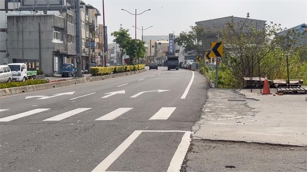 鹿港行車驚魂！　路邊男子「持磚作勢砸車」嚇壞夫妻檔