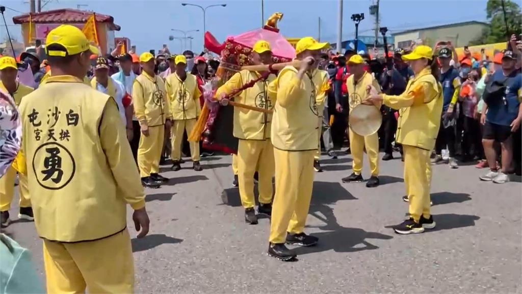 白沙屯媽祖回苗栗了! 補給站現"烤豬肉"慰勞香燈腳