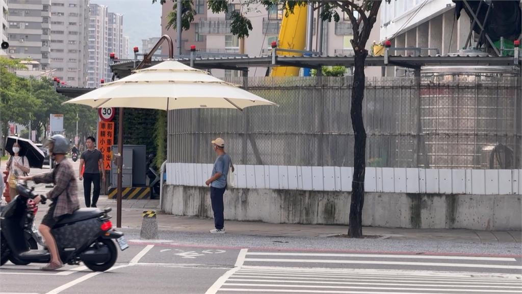 高雄啟用3座遮陽傘掀討論　環團質疑不種樹本末倒置