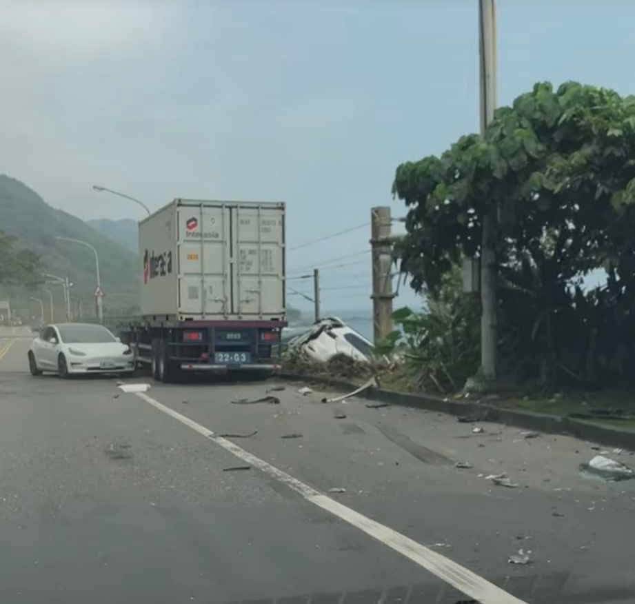 快新聞／宜蘭聯結車疑爆胎撞5車「掉軌道旁」　台鐵福隆=大里下午恢復通行