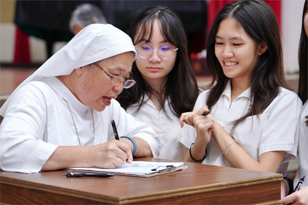 學測拜拜祈求金榜題名　　「抬青蕉」成搶手供品