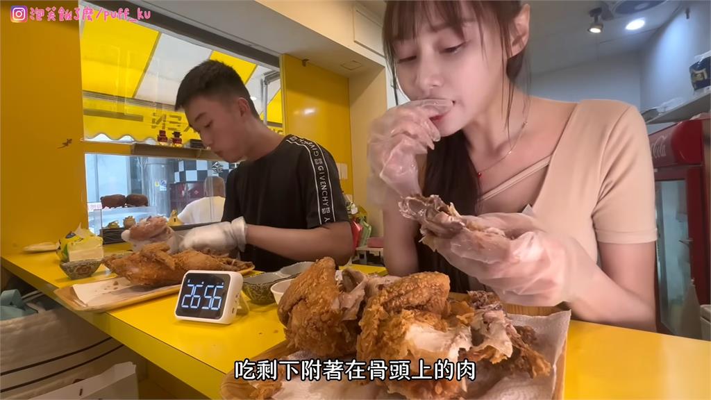 甜妹大胃王挑戰吃「炸全雞」！10分鐘啃乾淨笑喊：1分飽沒感覺
