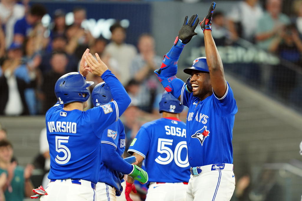 MLB(影)／「又是他！」棒球之神兩度眷顧　藍鳥球迷單場接兩顆界外球還暖送小球迷