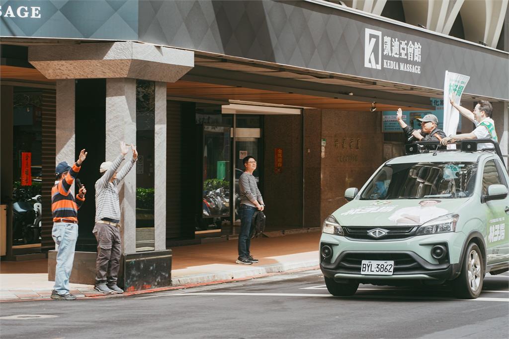 林子揚連假首度站上宣傳車　南中山車掃練習展現參選決心