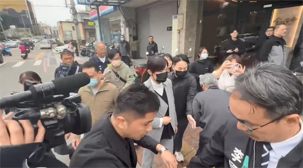 快新聞/高虹安「一身灰套裝」赴柯爸靈堂致哀! 張啓楷曝柯文哲父喪心境