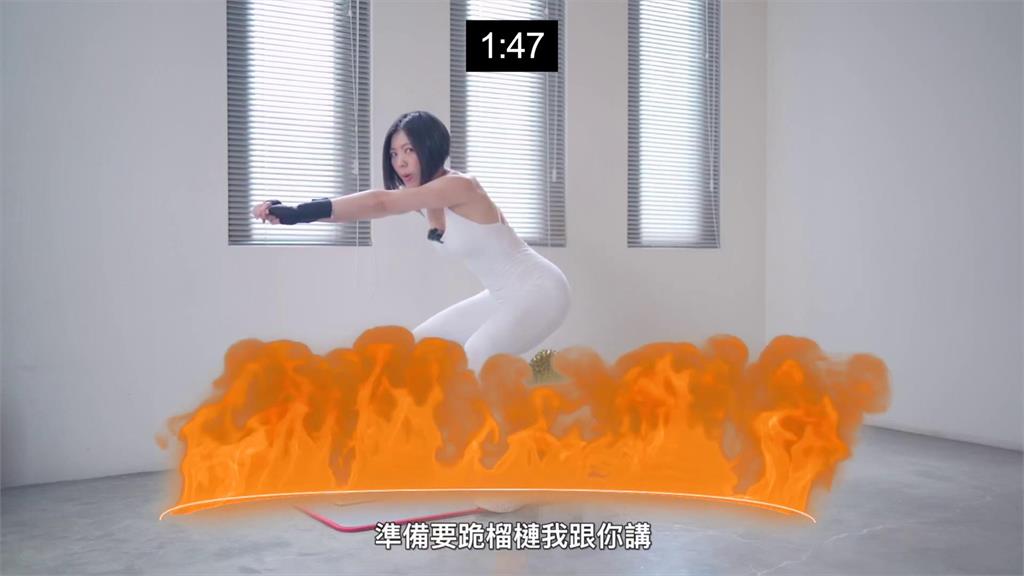 火辣人妻練肌耐力尪在旁碎念 「她出狠招」網笑翻:太可愛了