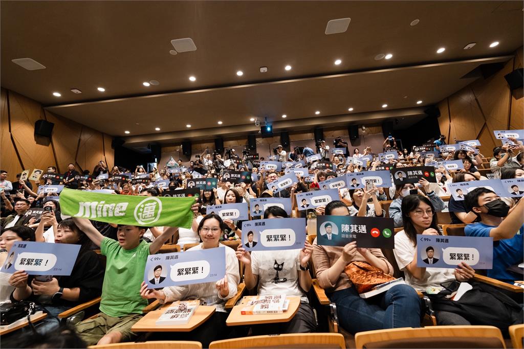 快新聞／蔡英文、蘇貞昌都來了！現身陳其邁高雄新書簽書會　近300書迷參加
