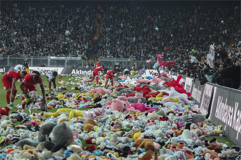 好暖心！土耳其足球暫停比賽　球迷場中拋「巨量玩偶」鼓舞強震受難童