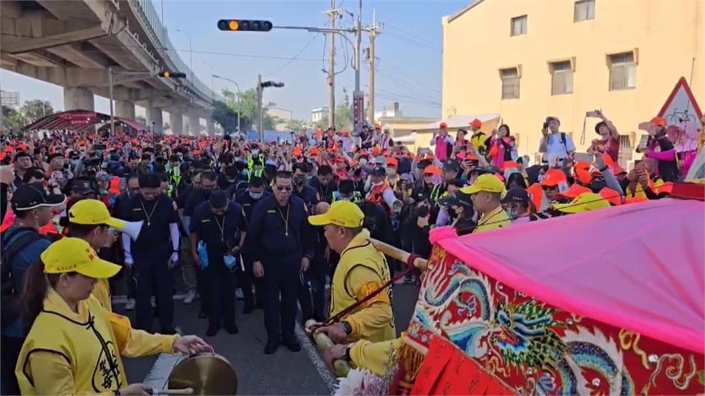 白沙屯媽祖進香啟程！　張麗善疑為搶鏡頭「動手移開爐主」
