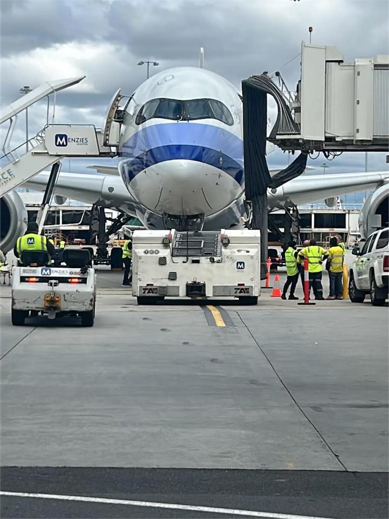 華航班機爆意外！登機門慘被扯斷「整片歪掉」連空橋也出事　慘況畫面網瘋傳