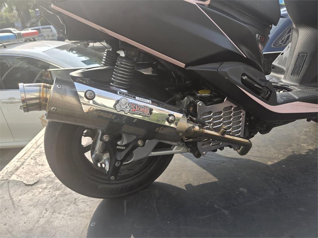 囂張! 20歲女子"排氣管改管.翹車牌" 遭警攔下開罰