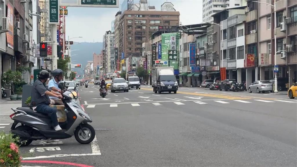 垃圾車迴轉撞倒一排車竟直接開走 駕駛:不知情