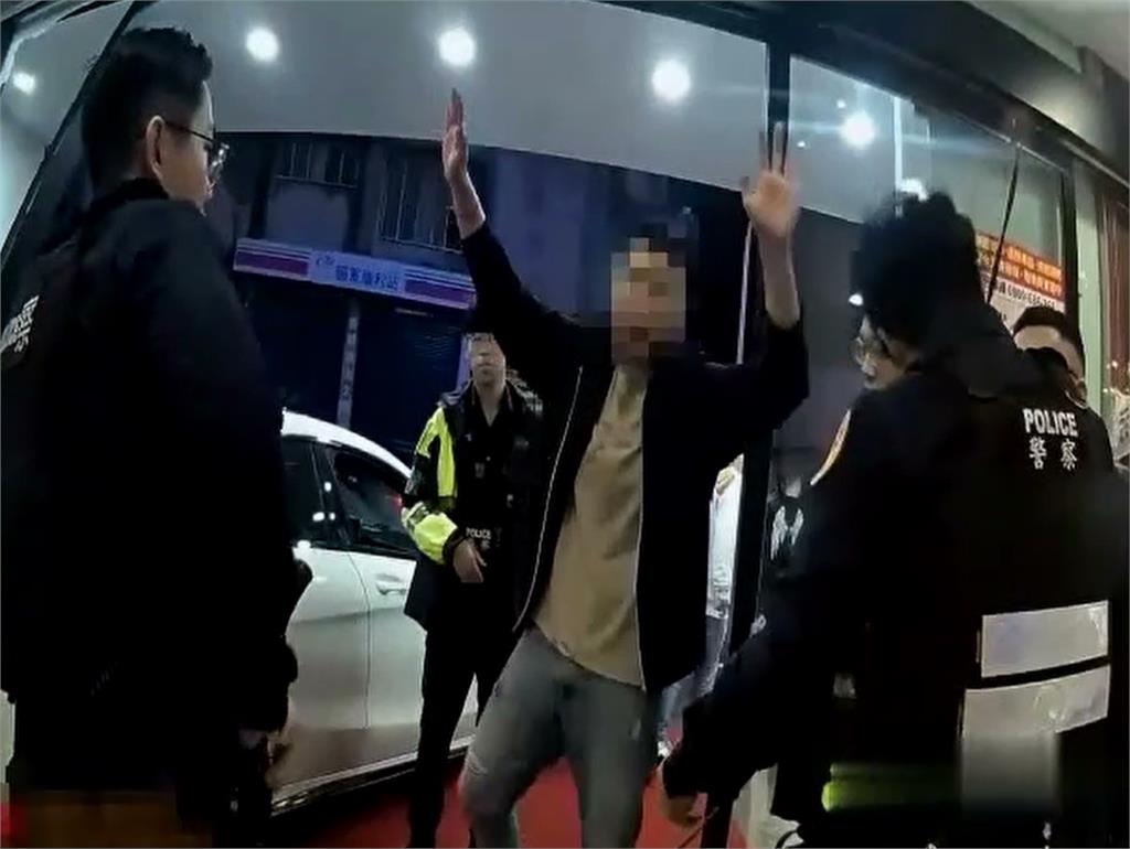 宜蘭KTV爆衝突! 顧客不滿服務態度竟「倒車」撞店門