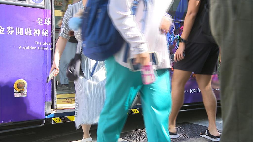 公車駕駛開車邊看手機 太誇張!乘客直擊嚇壞