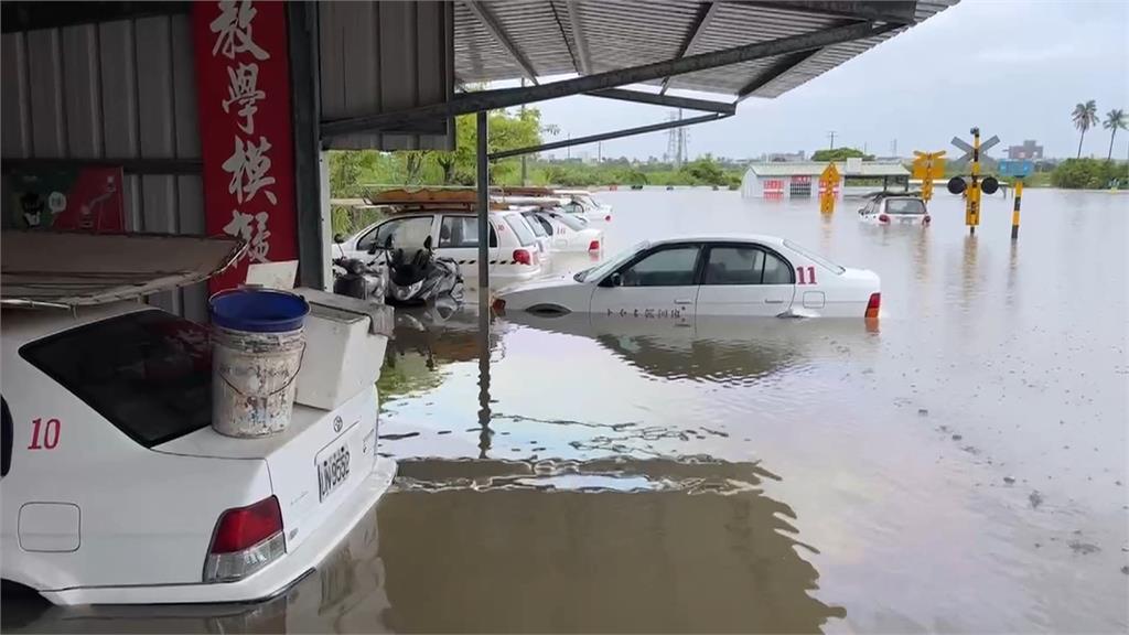 台南仁德民宅泡水「水深及腰」　文華路駕訓班１０教練車全泡水