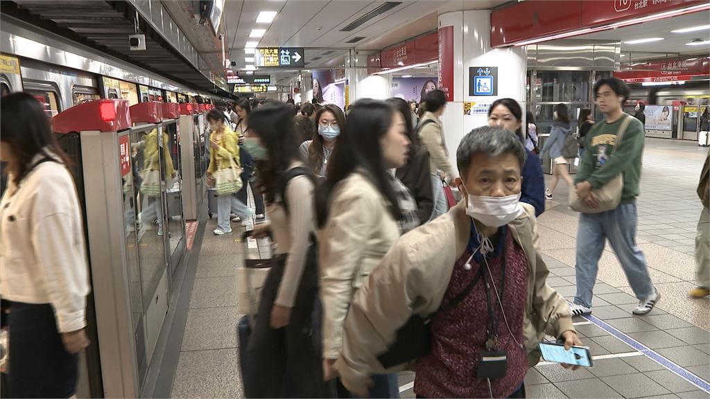 醉男在北車捷運站內咆哮　遭多名員警壓制在地