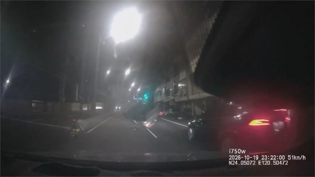 51歲女駕駛轉彎恍神？　自撞中央分隔島翻車