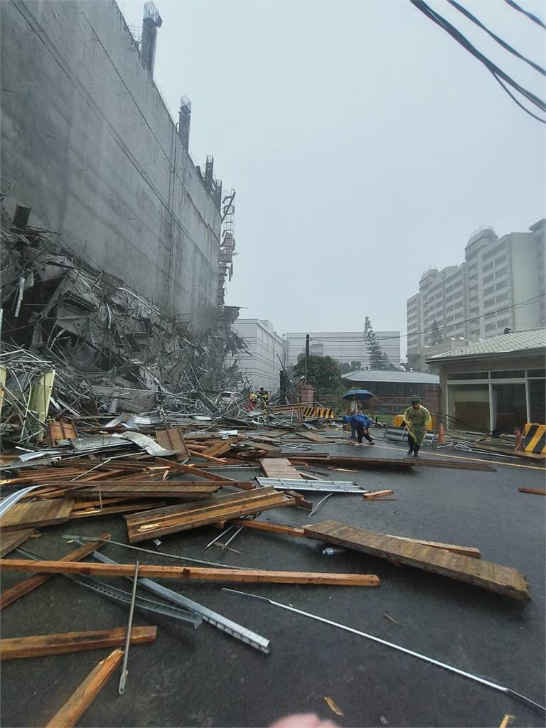 快新聞／雲林福懋科技公司鷹架倒塌　工人遭壓傷受困「傷亡不明」搶救中