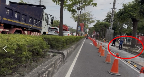 高楠公路施工被迫「左閃右閃」　騎士自嘲像馬路障礙賽
