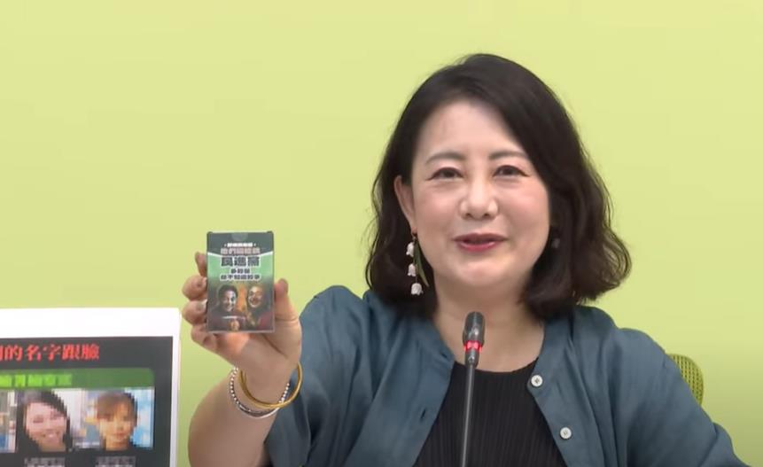 快新聞/藍營自製「反罷免撲克牌」惡搞 吳思瑤當場撕兩半轟:自證己罪!