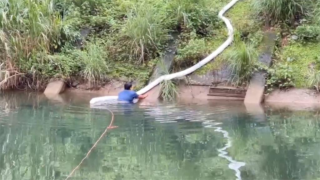 快新聞／又來？基隆暖暖溪再現大量不明泡沫　工作人員下水拉攔油索