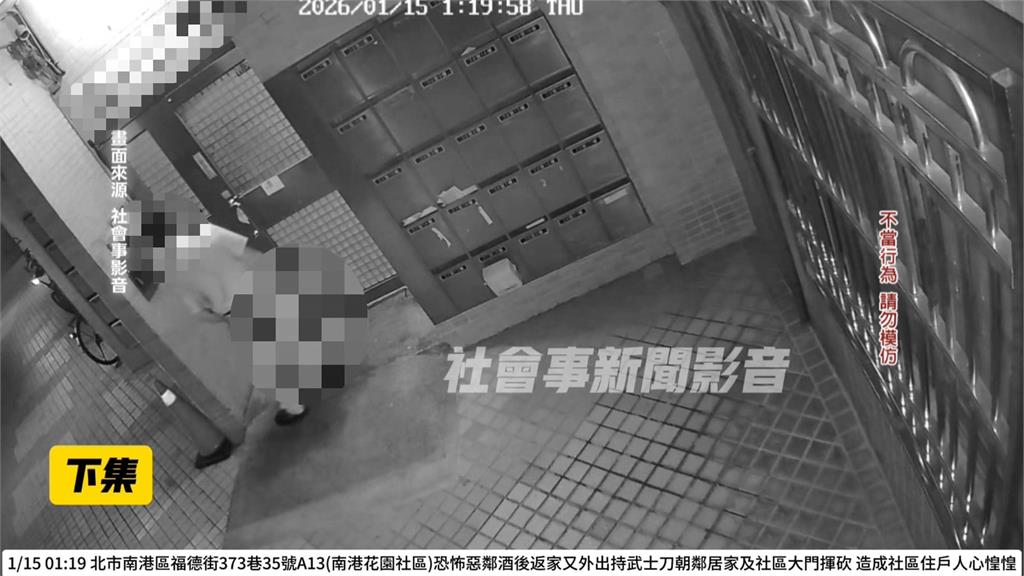 不滿一樓鄰居長期騷擾! 男子喝醉"持木刀"揮砍大門