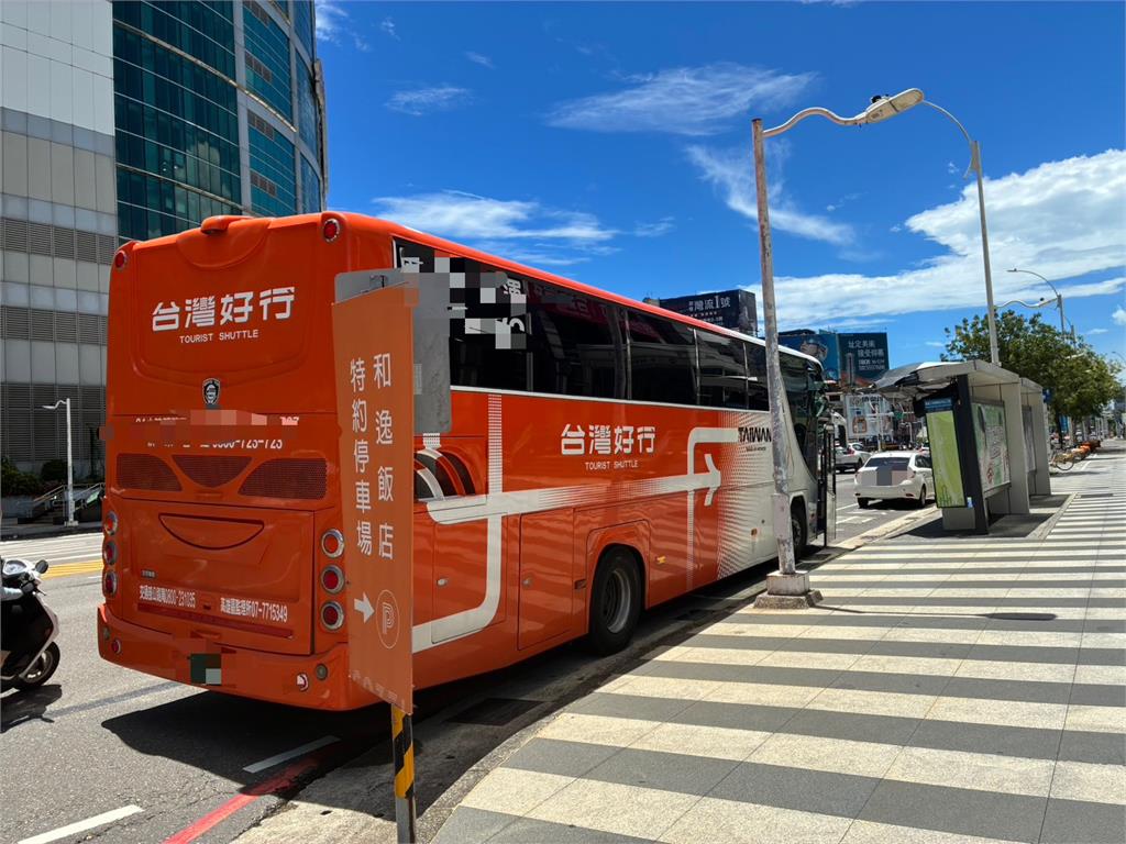 快新聞／碰！台灣好行巴士撞公車亭嚇壞乘客　玻璃碎裂畫面曝