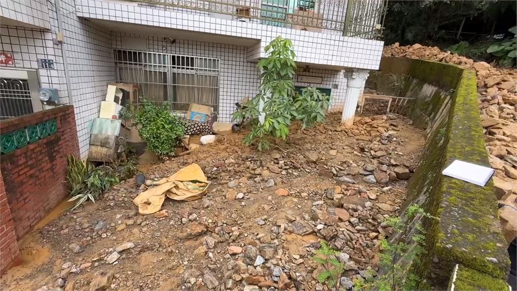 驚險！南投暴雨釀土石流　大量泥石沖進3戶民宅