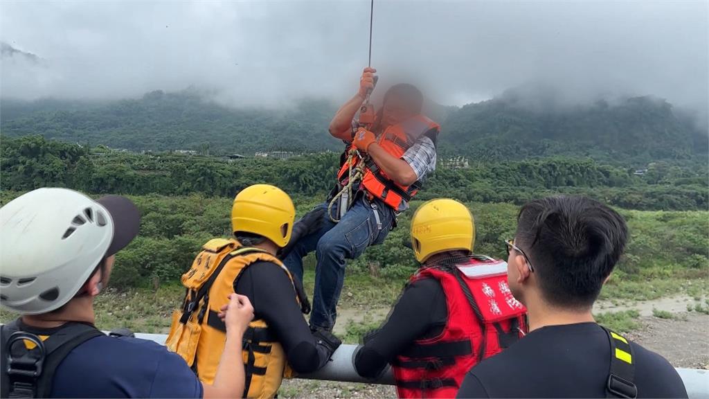 暴雨狂炸溪水暴漲!　3工人受困沙洲 消防吊掛救援