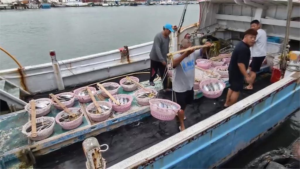 彌陀虱目魚文化節！　陳其邁端虱目魚　賴瑞隆化身賣魚郎