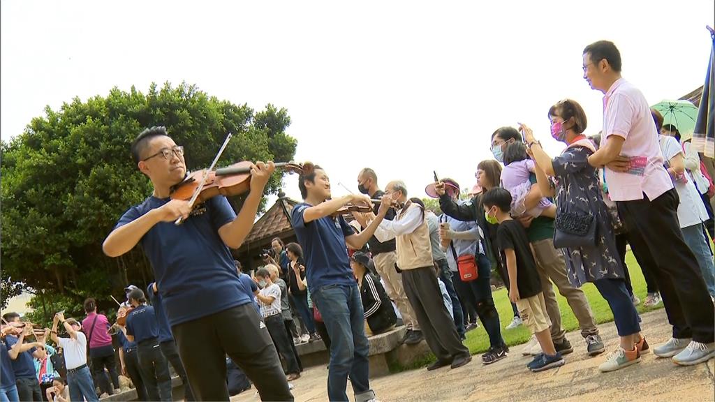 「灣聲樂團」鹿港快閃演出! 施振榮夫婦返鄉力挺