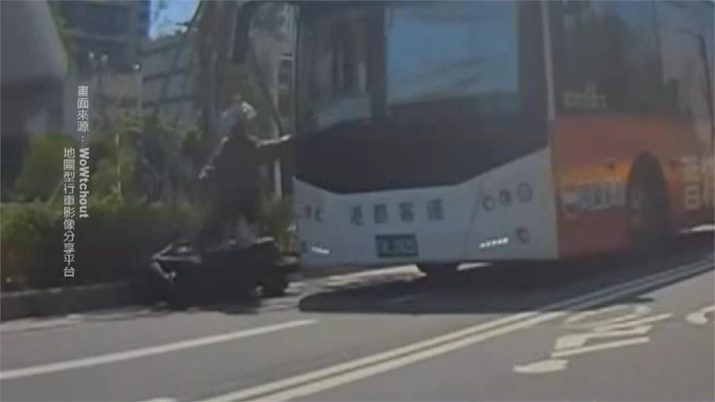 騎士「陰影躲太陽」提前停車 遭後方公車直接追撞