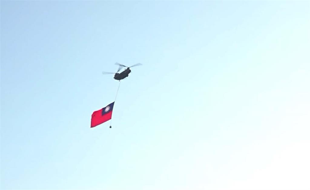 快新聞/台北清晨「轟隆隆」! 國慶空中預演「巨型國旗」越過府上空