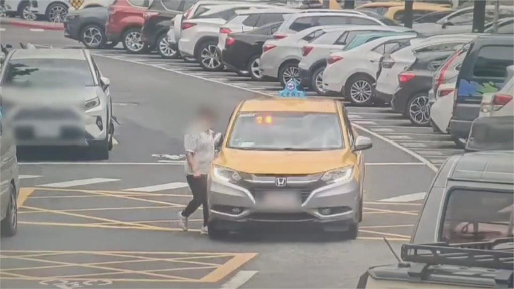 走路滑手機！違規跨越網狀槽線　婦人跟著前面人走竟「撞上計程車」