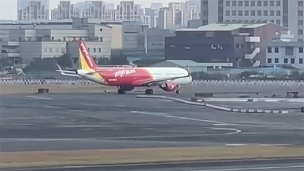 機艙玻璃遭異物砸中現裂痕 越捷航空70旅客滯留高雄 今上午離台